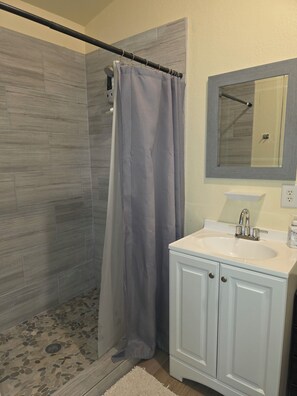 Towels, toilet paper - Charming studio with AC and WiFi in lovely Golden Shores (Golden Shores)