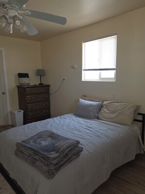 1 bedroom, free WiFi, bed sheets - Charming studio with AC and WiFi in lovely Golden Shores (Golden Shores)