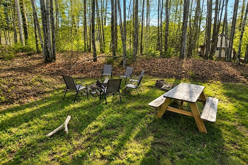 Cranmore Retreat, Walk to Slopes, Hot Tub, Game Room, Dog-Friendly, Sleeps 16+