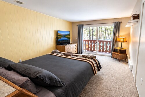 Cranmore Retreat, Walk to Slopes, Hot Tub, Game Room, Dog-Friendly, Sleeps 16+