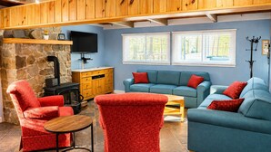 Unclassified image, 5 of 33, button - Cranmore Retreat, Walk to Slopes, Hot Tub, Game Room, Dog-Friendly, Sleeps 16+ (Conway)