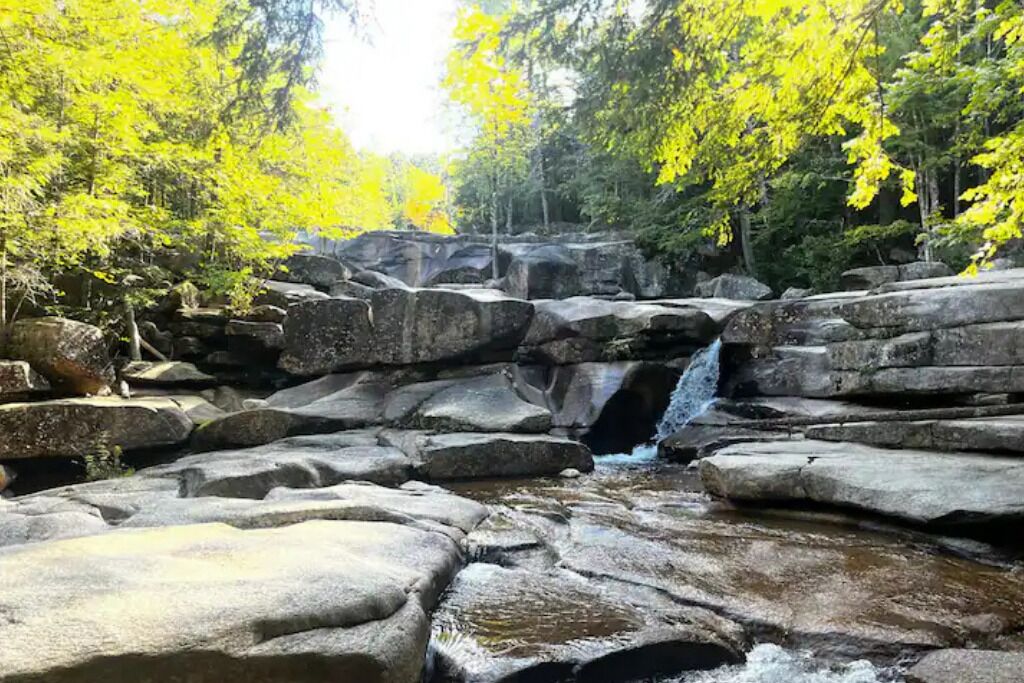 Een natuurlijke rotsformatie met een waterval.