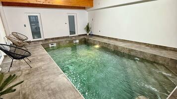 Innendørsbasseng og et oppvarmet basseng