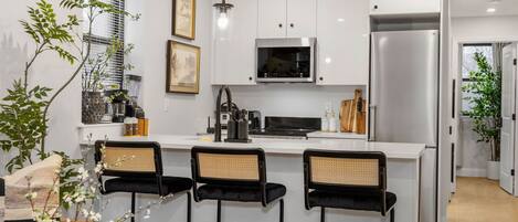 Kylskåp, mikrovågsugn, ugn och spishäll