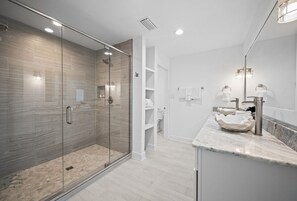 Douche, séchoir à cheveux, serviettes fournies