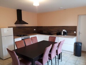 Fridge, microwave, oven, stovetop - Gîte du Jardinier - Parc du Château de Montriou (Feneu)