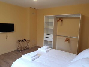 3 Schlafzimmer, Schreibtisch, Bügeleisen/Bügelbrett, Reisekinderbett