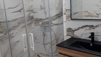 Een douche, een haardroger, handdoeken, zeep