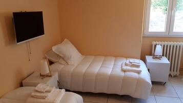 3 bedrooms, desk, iron/ironing board, travel crib