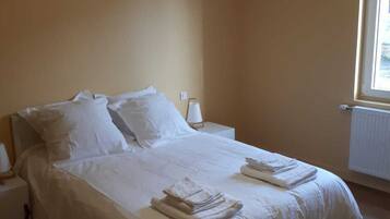 3 bedrooms, desk, iron/ironing board, travel crib