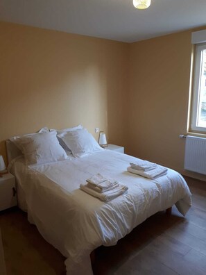 3 chambres, bureau, fer et planche à repasser, lit de bébé portatif