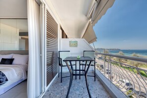 Outdoor dining - LUXURY BEACHFRONT PARADISE APARTMENT IN ATHENS RIVIERA KAVOURI, VOULIAGMENI (Vouliagmeni)