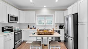 Microondas, horno, parrilla de estufa y lavavajillas