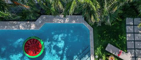 Una piscina al aire libre