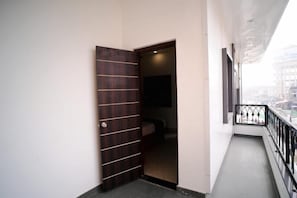 ห้องลักซ์ชัวรี่สตูดิโอสวีท, วิวเมือง | ตู้นิรภัยในห้องพัก, โต๊ะทำงาน, พื้นที่ทำงานแบบใช้แล็ปท็อป, ผ้าม่านกันแสง