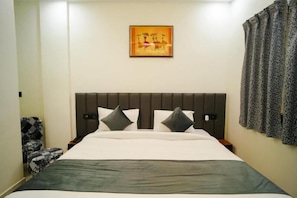 Suite estudio de lujo, vistas a la ciudad | Caja fuerte, escritorio, espacio para trabajar con un portátil