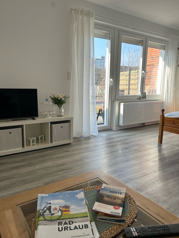 Smart TV - 🌿Cozy apartment with terrace & garden view - quiet & well equipped (Emden)