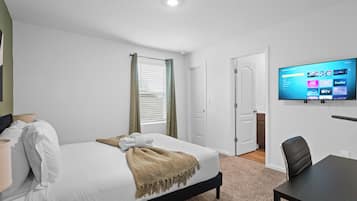2 bedrooms, desk, iron/ironing board, WiFi