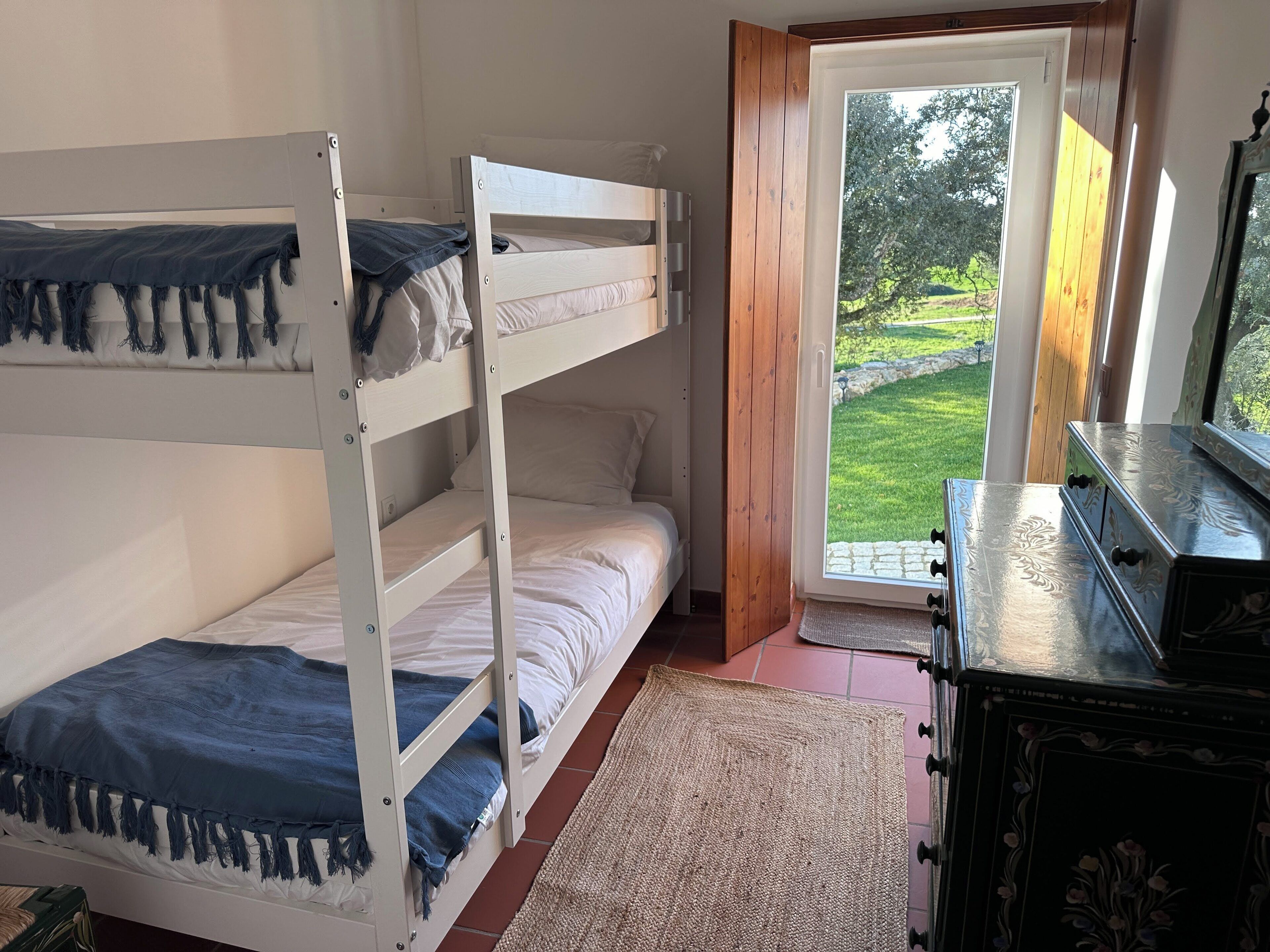 أغطية فراش متميزة وأسرّة بإسفنج يتكيف مع شكل الجسم وواي فاي مجانًا