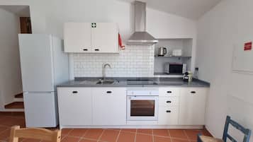 Deluxe Cottage, 2 Bedrooms | Private kitchen