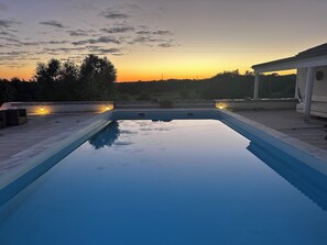 Una piscina al aire libre de temporada