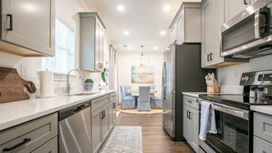Private kitchen - The Magnolia, 3BR Luxe Stay by Velvet Ditch Villas (Oxford)