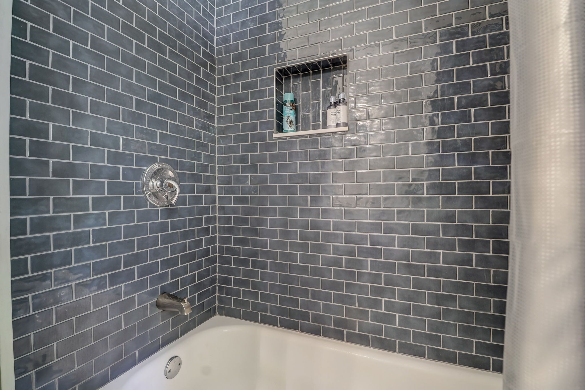 Séchoir à cheveux, serviettes fournies, savon, shampooing