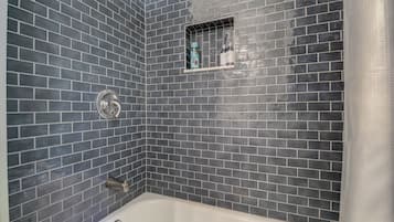 Séchoir à cheveux, serviettes fournies, savon, shampooing