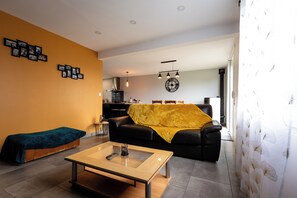 Living area - 🌟House near downtown, shopping area, in a quiet location🌟 (Villemandeur)