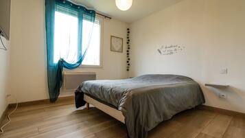 2 bedrooms, iron/ironing board, WiFi, bed sheets