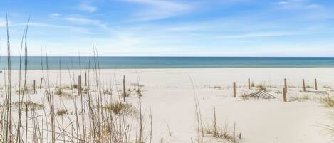 Rannalla, aurinkotuoleja