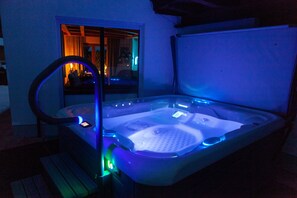 House | Outdoor spa tub - Chalet Leutasch With Ski Trail & Mountain Views (Leutasch)