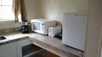 Habitación familiar, 2 camas Queen size, para no fumadores, planta baja | Área de sala de estar | Monitor de computadora