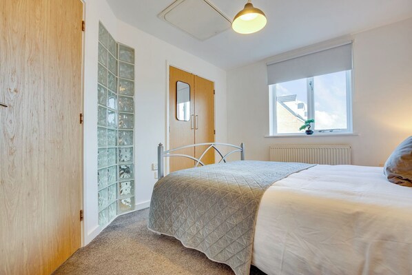 Apartamento clásico, 1 cama de matrimonio grande con sofá cama, no fumadores | 1 dormitorio, tabla de planchar con plancha, wifi gratis