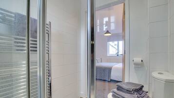 Classic Apartment, 1 King Bed with Sofa bed, Non Smoking | Bathroom