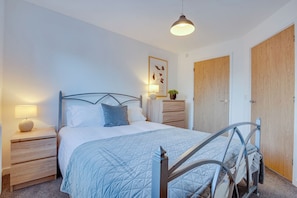 Apartamento clásico, 1 cama de matrimonio grande con sofá cama, no fumadores | 1 dormitorio, tabla de planchar con plancha, wifi gratis