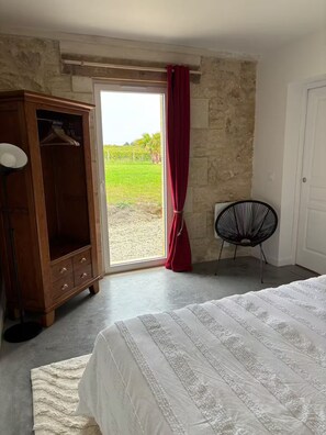 2 habitaciones, escritorio, tabla de planchar con plancha y wifi gratis 