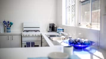 Een koelkast, een oven, een kookplaat, een vaatwasser