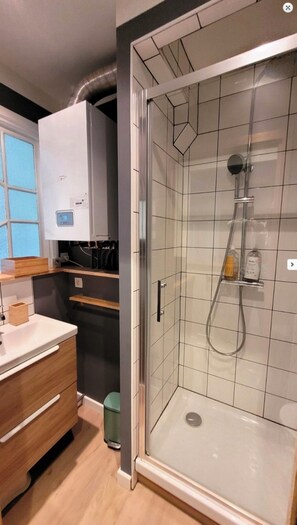 Dusche, Haartrockner, Handtücher, Seife