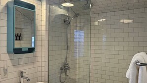 Dusj, hårføner, håndklær og såpe