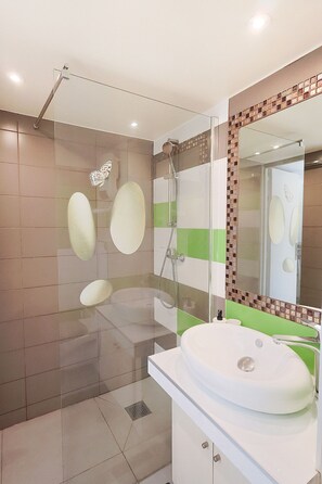 Shower, hair dryer, towels, soap - Large bright studio in the heart of Nice near the train station (Nice)
