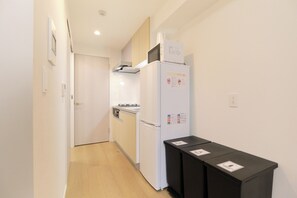 Refrigerador, microondas, placa de cocina, utensilios de cocina