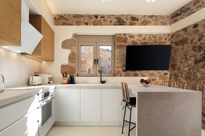 Frigorifero, forno, piano cottura, macchina per tè/caffè