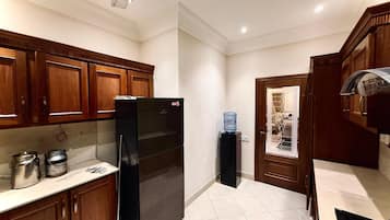 Fridge, oven, cookware/dishes/utensils