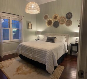 2 bedrooms, iron/ironing board, WiFi, bed sheets - Charming 2-bedroom renovated historic home in downtown Raleigh. (Raleigh)