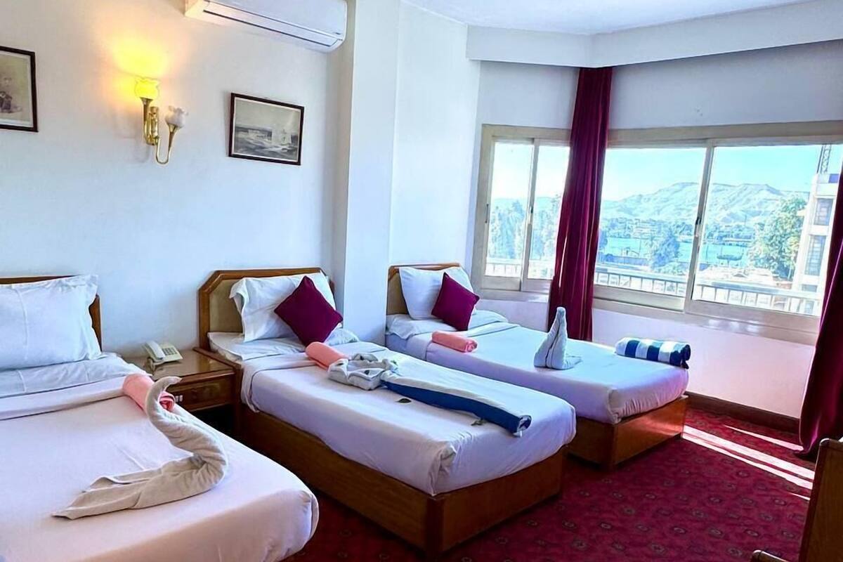 Triple Room, River View | Meja, ruang kerja komputer riba, Wi-fi percuma