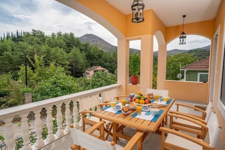 Outdoor dining. Charming 3-bedroom country house with AC, WiFi in beautiful Kefallonia