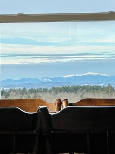 Escape to Skyline Cottage, a 3 bedroom home with Breathtaking Mountain Views