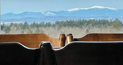 Escape to Skyline Cottage, a 3 bedroom home with Breathtaking Mountain Views