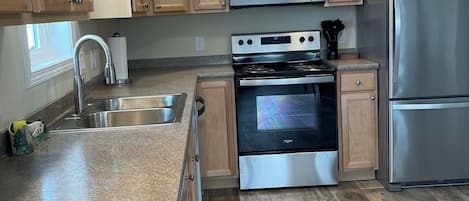 Refrigerador, microondas, horno y parrilla de estufa
